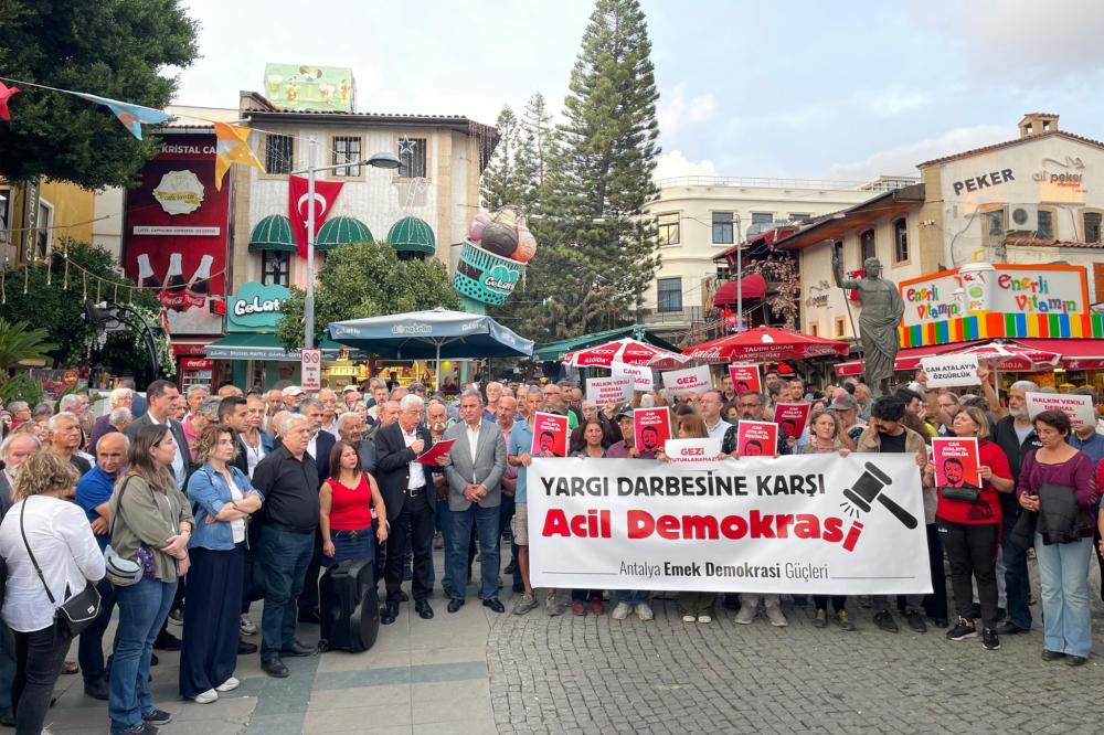 Antalya Emek ve Demokrasi Güçleri Antalya'da Attalos Heykeli önünde basın açıklaması yaptı