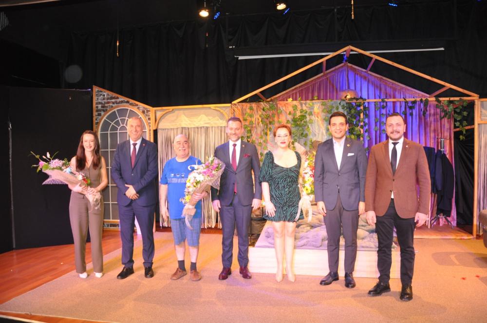 ‘Yatak Odası Sırları’ Adlı Tiyatro Oyunu Kartal’da Sahnelendi