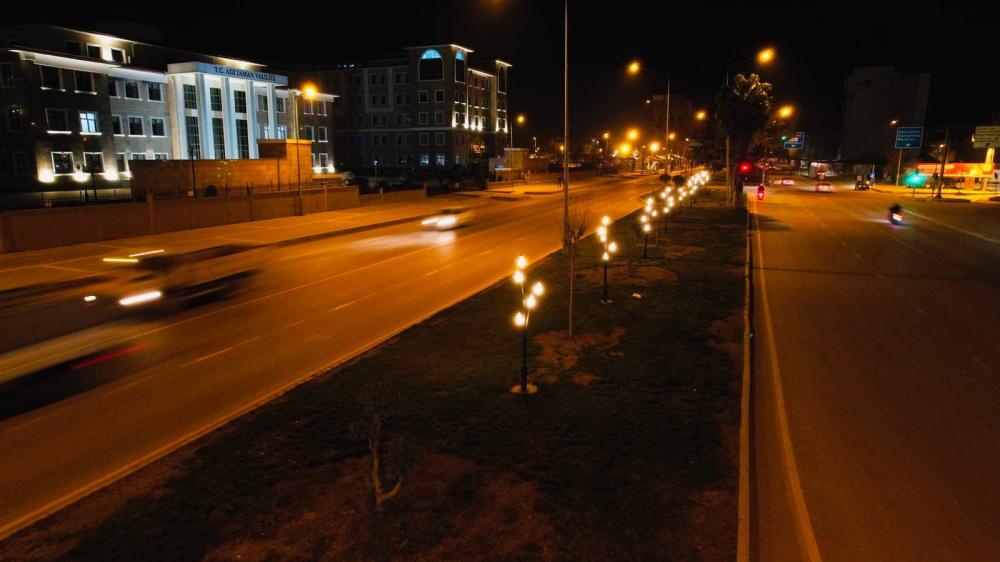 Belediye Ekipleri Valilik Önündeki Aydınlatma Çalışmalarını Tamamladı