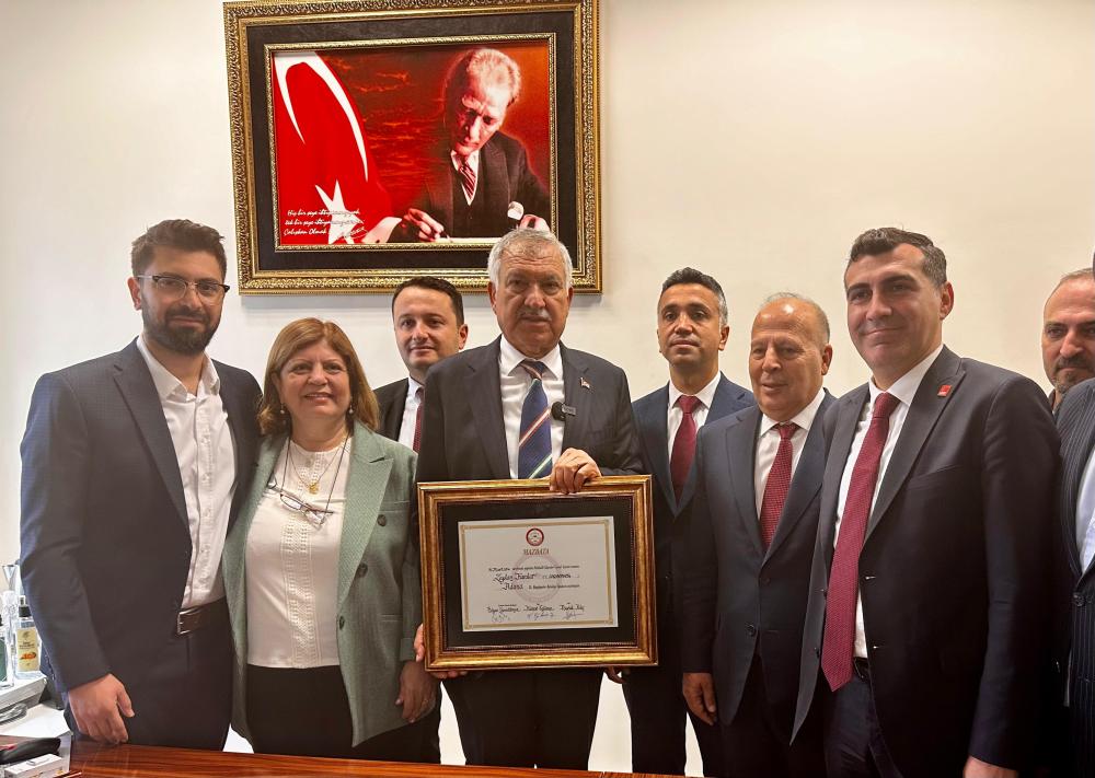 Başkan Zeydan Karalar mazbatasını aldı