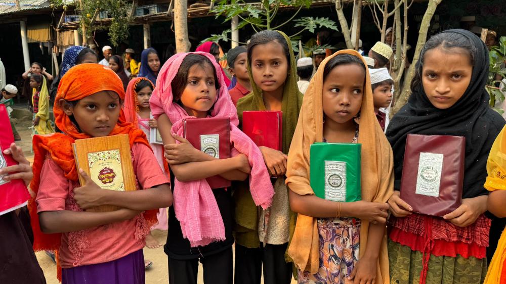 Adana Türkmen Gönüllüleri Kadir Gecesinde Kamerun'da 600 Kur-an hediye etti 