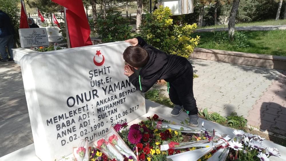 Bayramda şehitlik Ziyaretinde bulunan ailelerden duygusal anlar
