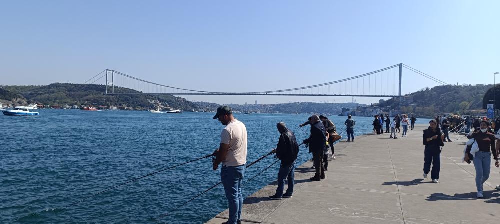 EMİRGAN'DA OLTALARINI BOĞAZA ATAN AMATÖR BALIKÇILARIN YÜZÜ BAYRAM TATİLİNDE İSTAVRİT İLE GÜLDÜ