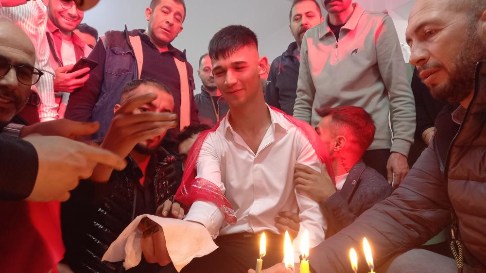 Askere gidecek gençlere Kına yakılma geleneği sürüyor: