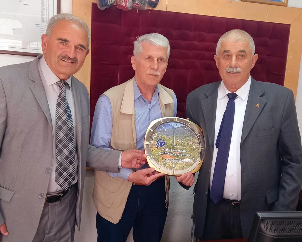 Keçideresi Köyü Muhtarı İbrahim Özer ve İş adamı Osman Özer'den Gazeteci Yaşar Tonbak'a ziyaret