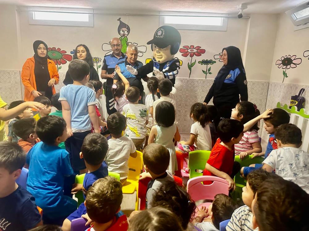 Osmaniye Polis'inden Çocuklara Bilgi Yanında Çikolata