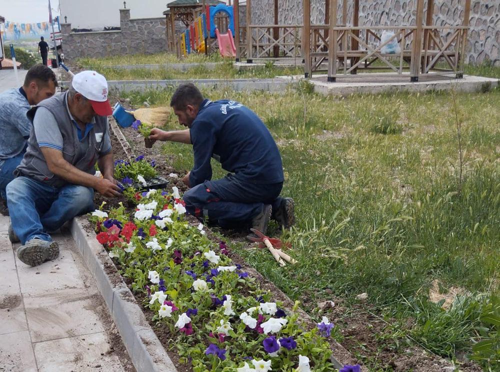 Güdül Belediye başkanı Mehmet Doğanay: Kilitli Parke ve mevsimlik çiçek dikimleri sürüyor