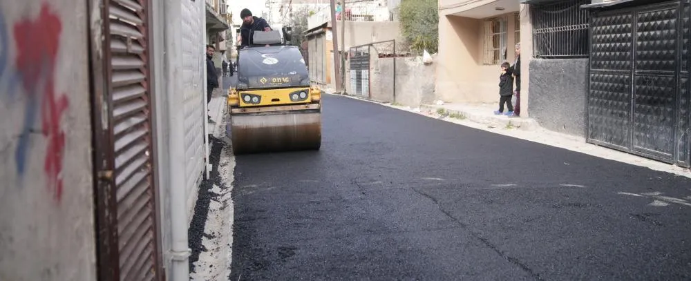 SEYHAN'DA ASFALT SEFERBERLİĞİ DEVAM EDİYOR